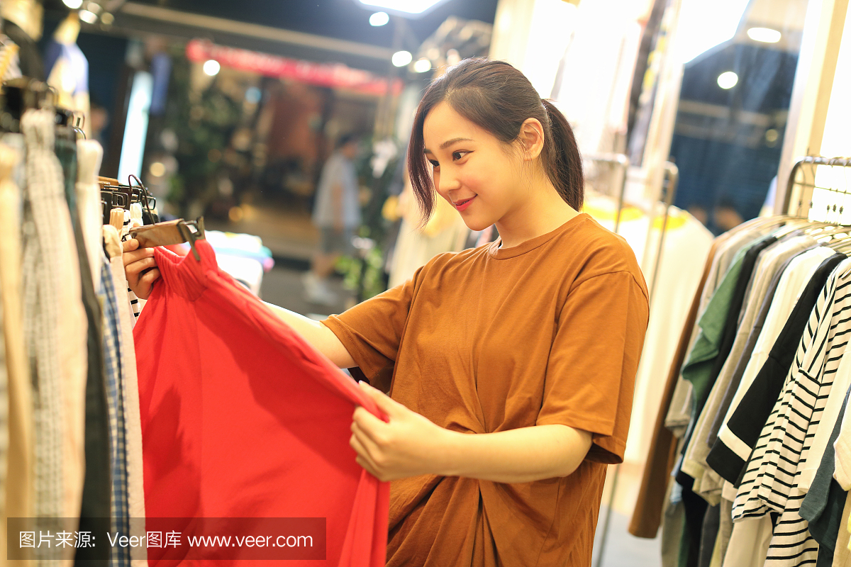 服裝店的快樂女孩